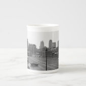 ダウンタウンのカンザスシティー、ミズーリ州ブラック&ホワイト写真 ボーンチャイナマグカップ (正面)