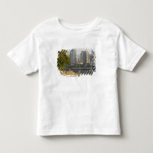 ダウンタウンのシーオールトレイル沿いのサイクリスト トドラーTシャツ