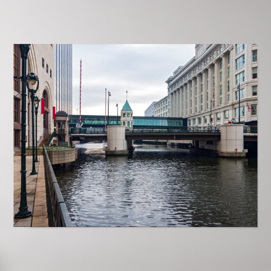 ダウンタウンのミルウォーキー川のフロントと建築 ポスター (正面)