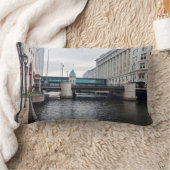 ダウンタウンのミルウォーキー川のフロントと建築 ランバークッション (ブランケット)