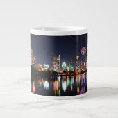 ダウンタウンオースティンテキサス州ナイトスカイライン花火 ジャンボコーヒーマグカップ (正面)