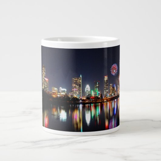 ダウンタウンオースティンテキサス州ナイトスカイライン花火 ジャンボコーヒーマグカップ (正面)