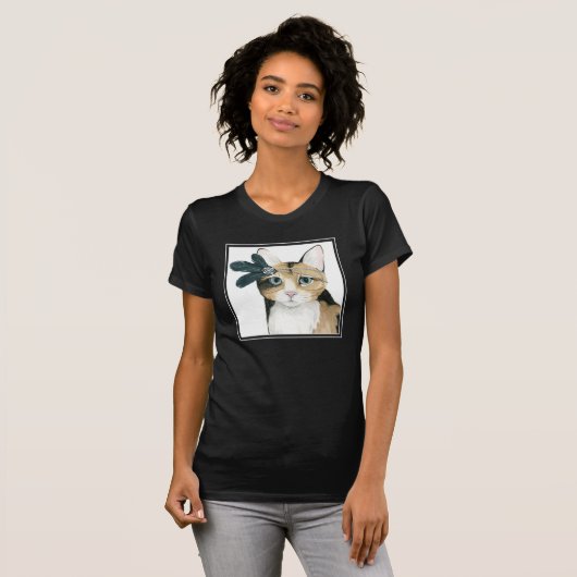 ダウントン猫 |羽で宝石で飾られた Tシャツ (正面フル)