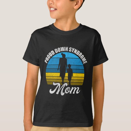 ダウン誇りを持ったシンドロームのママ子供の息子トリソム Tシャツ (正面)