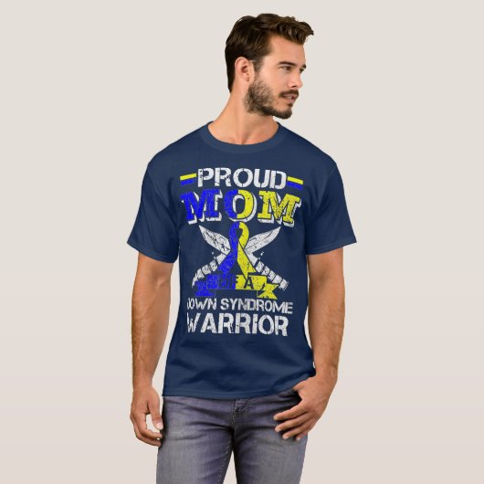 ダウン誇りを持ったシンドロームの戦士の衣装の母 Tシャツ (正面フル)