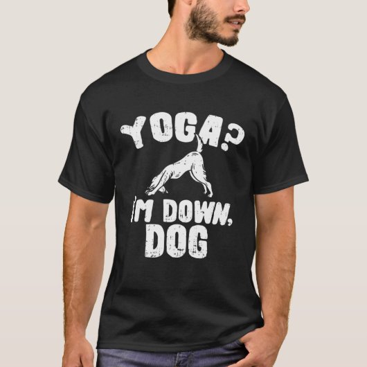ダウン・ドッグのポーズでヨガを楽しむ Tシャツ (正面)