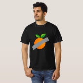 ダクトテープで固定されたオレンジのコミカルアート Tシャツ (正面フル)