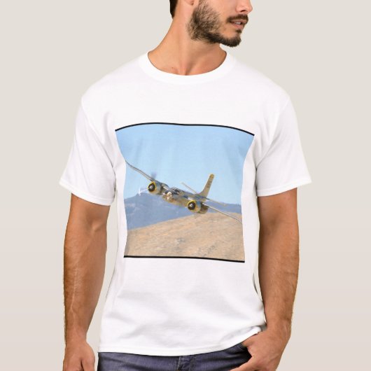 ダグラスA26の侵略者、View_WWIIの空気の飛行機 Tシャツ (正面)