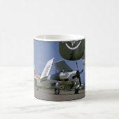 ダグラスAD-1 SkyraiderのWings_WWIIの折られた飛行機 コーヒーマグカップ (中央)