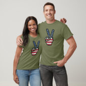 ダサかっこいいアメリカ国旗ハンドピースサイン Tシャツ (ユニセックス)
