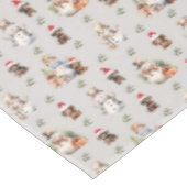 ダシュントの子犬たち：サンタハット、ホリー、雪だるま テーブルクロス (アングル)