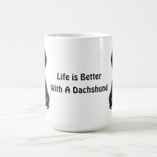 ダシュントの子犬は座って無垢で見て コーヒーマグカップ (中央)