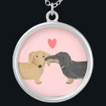 ダシュントキスとハート | Wiener Dog Lover's シルバープレートネックレス<br><div class="desc">可愛い黒とタン長髪のダックスシュントと短い赤いドキシーとハート。愛犬のママやウインナソーセージの犬愛好家のための甘い贈り物を作る愛らしいwienerの犬の恋人のネックレス。Jenn's Doodle Worldを訪れ、このおもしろいウィナー犬のアートをフィーチャーしたアクセサリーやギフトの追加。</div>