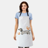 ダシュンドグッドハロウィンキャンディーコーンフルムーン エプロン (着用した状態)