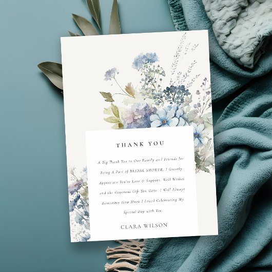 ダスキーブルーの水彩コテージ フラワーブライダルシャワー サンキューカード