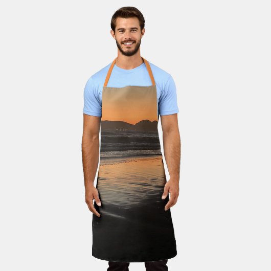 ダスクからトワイライトアットザビーチフォトプリント エプロン (着用した状態)