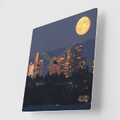 ダスクのワシントン湖からベルビューのスカイライン スクエア壁時計 (傾斜)