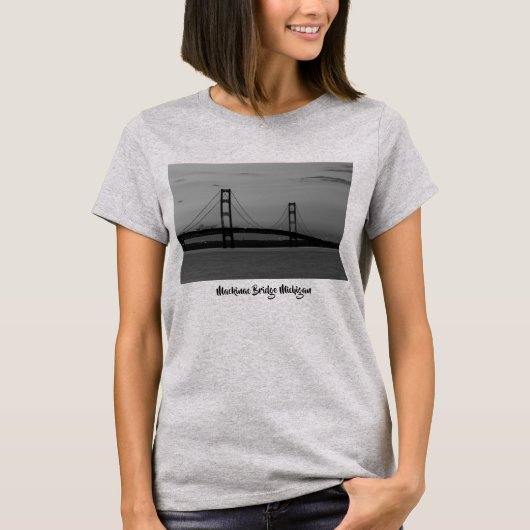 ダスクグレースケールTシャツのMackinacブリッジ Tシャツ (正面)