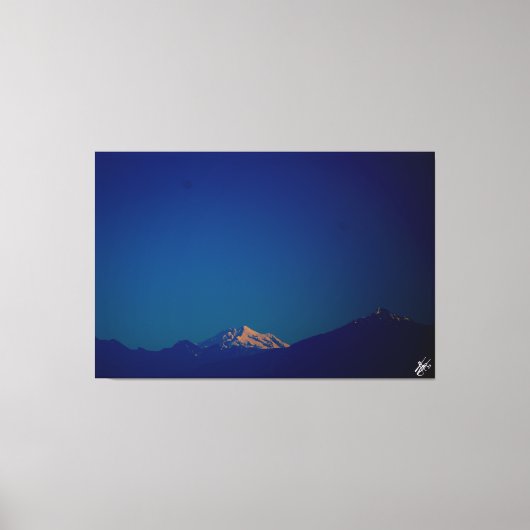 ダスクラングレーのウォーターフロントでカスケード山脈 キャンバスプリント (正面)