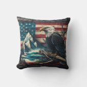 ダスク威厳のあるでマウンテンレイクに止まるイーグル クッション (正面)