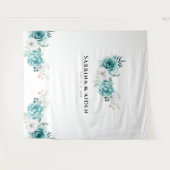 ダスティエメラルドグリーン ホワイト フラワーのウェディング タペストリー (正面(横))