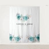 ダスティエメラルドグリーン ホワイト フラワーのウェディング タペストリー (正面)