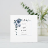 ダスティエレガントブルーフローラ結婚式の日付を保存 招待状 (スタンド正面)