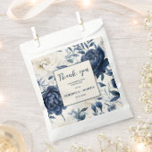 ダスティネイビーブルー&ホワイトフローラ水色結婚の色 フェイバーバッグ (クリップ留めされた状態)