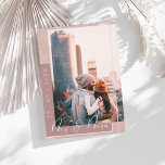 ダスティピンクのスクリプト写真セーブザデートカード セーブザデート<br><div class="desc">優しいロマンティックな印象のダスティピンクのセーブザデートカード。エレガントな白いスクリプトと写真レイアウトが特徴で、春や夏のウェディングにぴったりです。ミニマルなデザインと温かいブッシュトーンが、発表に優しいモダンなタッチを加えます。</div>