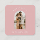 ダスティピンクアーチフォトQRコードオンライン結婚式RSVP エンクロージャーカード (正面)