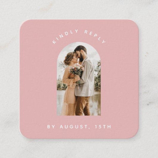 ダスティピンクアーチフォトQRコードオンライン結婚式RSVP エンクロージャーカード (正面)