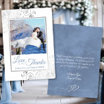 ダスティファンシーブルー感謝していラヴ写真とノート結婚ズ サンキューカード<br><div class="desc">これらのエレガント上品な結婚サンキューカードは、銀のカールと渦巻きフェイクに囲まれた箔の銀のフレームで華美あなたの写真を特徴とする。キャプションは書ダスティブルーの台本のレタリングと読です：愛と感謝していあなたの名前を下に置く。背面はロマンチックなリンクされたハートグラフィックとノートと署名のための部屋とマーブルカスタムブルーの灰色の色である。こシンプルのサンキューカードはスタイリッシュ、あなたの友人や家族に彼らの愛とサポートをどれだけ感謝しているかを知らせるのに最適な方法である。</div>