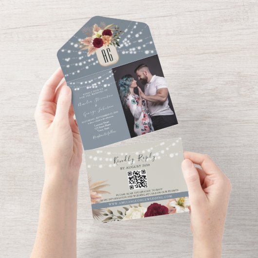 ダスティブルーとバーガンディの結婚式QRコード オールインワン招待状 (貼ってはがせる)