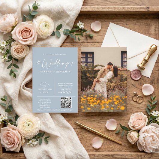 ダスティブルーのミニマリスト結婚式アーチQRコード写真 招待状