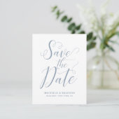 ダスティブルーのモダンスクリプト Save the Date カード (スタンド正面)