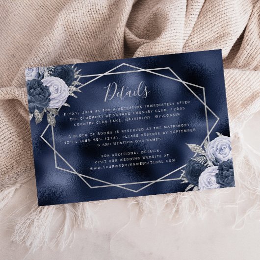 ダスティブルーの花とシルバー+ネイビーの箔押しの結婚式の細部 エンクロージャーカード