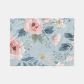 ダスティブルーの花柄 水彩画の庭 ピンクの花 フリースブランケット (正面(横))