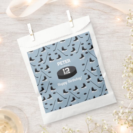 ダスティブルーアイスホッケースティック、スケートパック誕生日 フェイバーバッグ (クリップ留めされた状態)