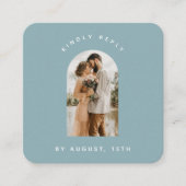 ダスティブルーアーチフォトQRコードオンライン結婚式RSVP エンクロージャーカード (正面)