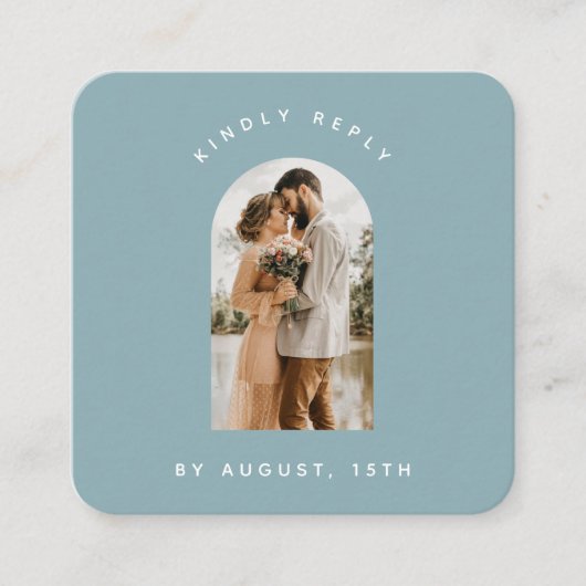 ダスティブルーアーチフォトQRコードオンライン結婚式RSVP エンクロージャーカード (正面)