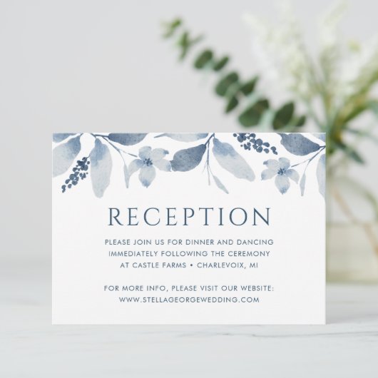 ダスティブルーエレガントフローラウェディングレセプションカード エンクロージャーカード (スタンド正面)