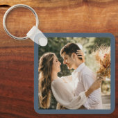 ダスティブルーグレイエレガントカップルのフォト結婚式の引き出物 キーホルダー (正面)