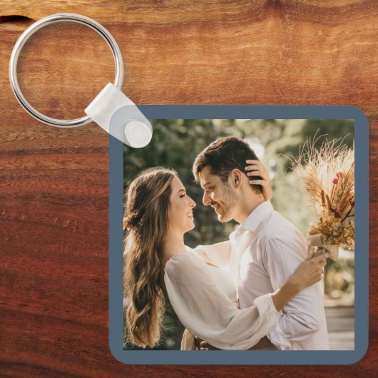 ダスティブルーグレイエレガントカップルのフォト結婚式の引き出物 キーホルダー (正面)