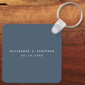 ダスティブルーグレイエレガントカップルのフォト結婚式の引き出物 キーホルダー (裏面)