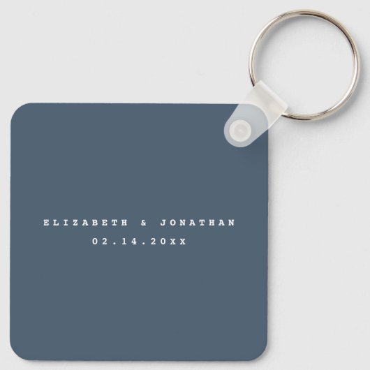ダスティブルーグレイエレガントカップルのフォト結婚式の引き出物 キーホルダー (裏面)