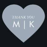 ダスティブルーサンキューモノグラム結婚トレンディー ハートシール<br><div class="desc">モノグラムイニシャル(編集、変更、パーソナライズが可能)で印刷さカスタムれた青い色にメッセージをカスタムメッセージで感謝していダスティ!</div>