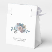 ダスティブルーサーモンピンクフローラ名日付白 フェイバーボックス (裏面サイド)