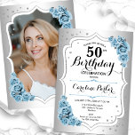 ダスティブルーシルバーフォトエレガント50誕生日 招待状<br><div class="desc">エレガントフローラ50歳の誕生日の招待状とカードの後ろの写真。グラムデザインフェイク銀。ほこりっぽい青いバラ、スクリプトフォント、紙吹雪。大人スタイリッシュのお祝いパーティーに最適。独自の詳細でパーソナライズどんなカスタマイズ年でもいい！印刷されたZazzle招待状または即時ダウンロードのデジタル印刷可能なテンプレート。</div>