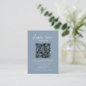 ダスティブルーシンプルミニマルQRコードウェディングRSVP エンクロージャーカード (スタンド正面)