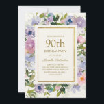 ダスティブルーパープルフローラ金ゴールド90誕生日 招待状<br><div class="desc">ダスティエレガントブルーとパープルの水色フローラ女性の90thバースデーパーティーへの招待と緑の葉金ゴールドフレームと。文字は完全にカスタマイズ可能なので、このカードは任意の年齢のために変更することができる。</div>